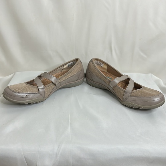 Skechers Relaxed Fit Memory Foam Women’s Size 8 Shoes - Picture 2 of 11